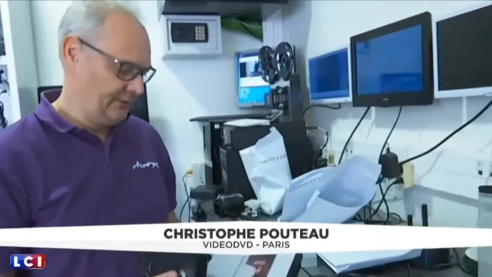Christophe Pouteau, de VideoDVD, dans l'atelier parisien devant un projecteur de bobines, pendant le reportage de LCI.